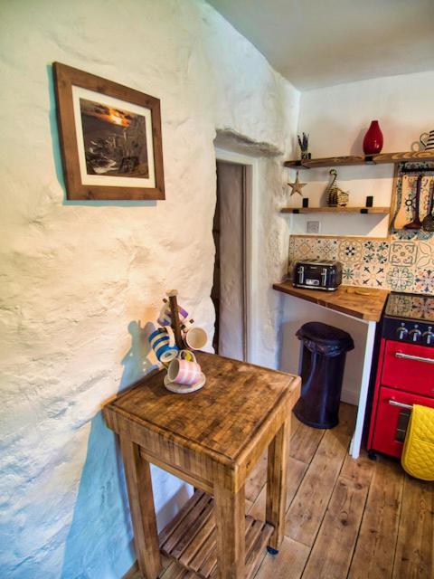 Knocker Cottage Is A 3 Bedroom Made Up Of 1 Double Bedroom And 2 Small Double Bedrooms In Small Village 10 Min To Beaches カムボーン エクステリア 写真