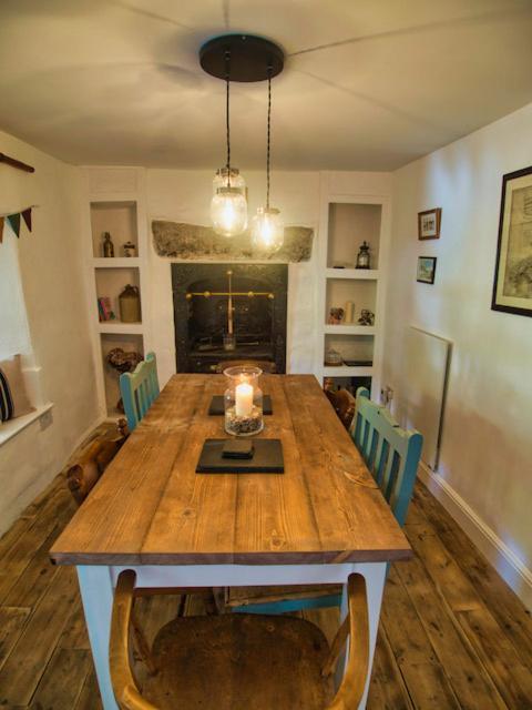 Knocker Cottage Is A 3 Bedroom Made Up Of 1 Double Bedroom And 2 Small Double Bedrooms In Small Village 10 Min To Beaches カムボーン エクステリア 写真