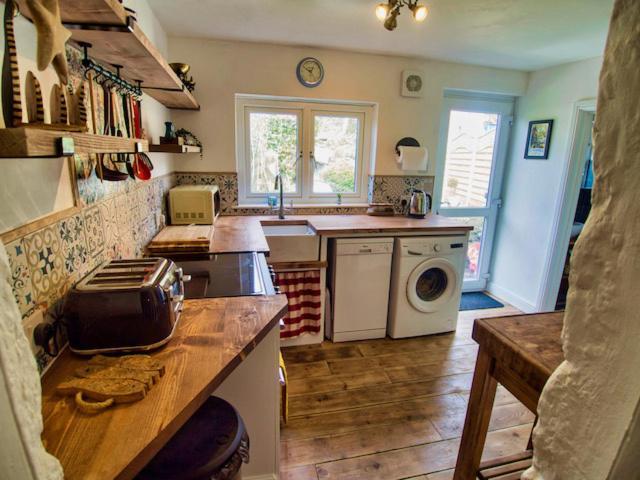 Knocker Cottage Is A 3 Bedroom Made Up Of 1 Double Bedroom And 2 Small Double Bedrooms In Small Village 10 Min To Beaches カムボーン エクステリア 写真